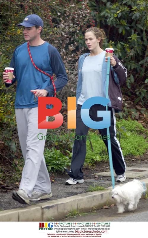 Jennifer Garner and Scott Foley walk dogs