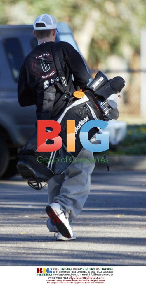 Justin Timberlake Enjoys Casual Day on Golf Course