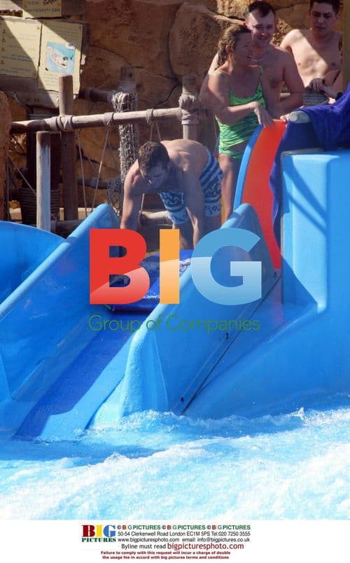 Anthea Turner and Husband Relax in Dubai