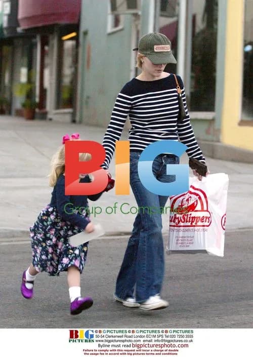 Reese Witherspoon takes daughter Ava shopping