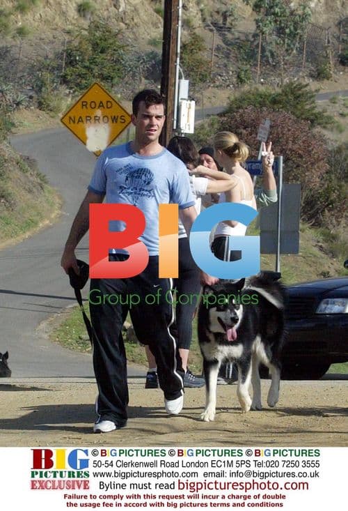 Robbie Williams goes for hike, visits Magic Mountain