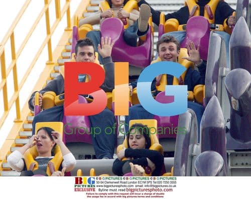 Robbie Williams Walks Dogs, Goes to Theme Park