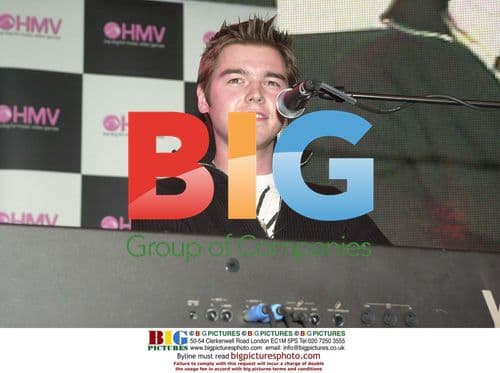 DAVID SNEDDON PERFORMS & SIGNS NEW SINGLE