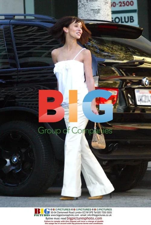 Jennifer Love Hewitt Shopping in Beverly Hills