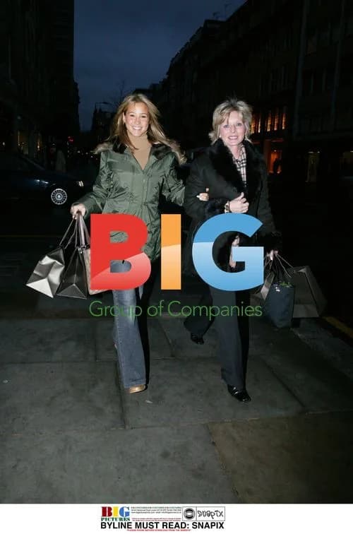 Rachel Stevens and Mother Shopping in London