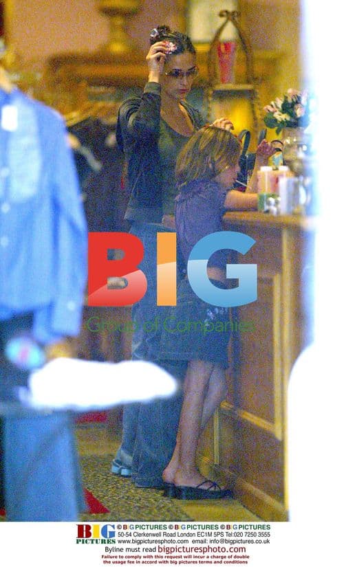 Demi Moore Shopping with Daughters
