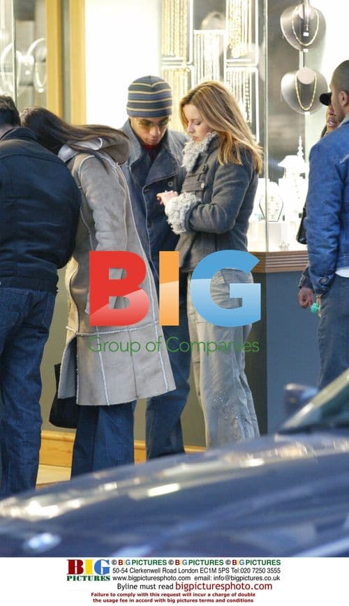 Singer Daniel Pearce buys engagement ring