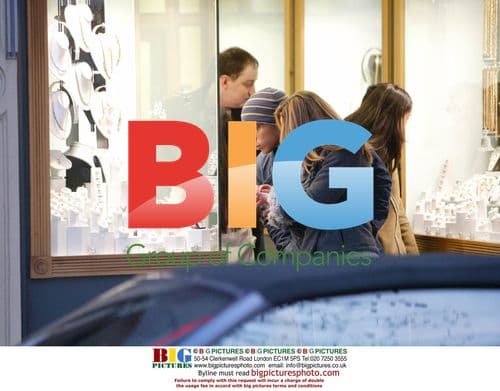 Singer Daniel Pearce buys engagement ring in London