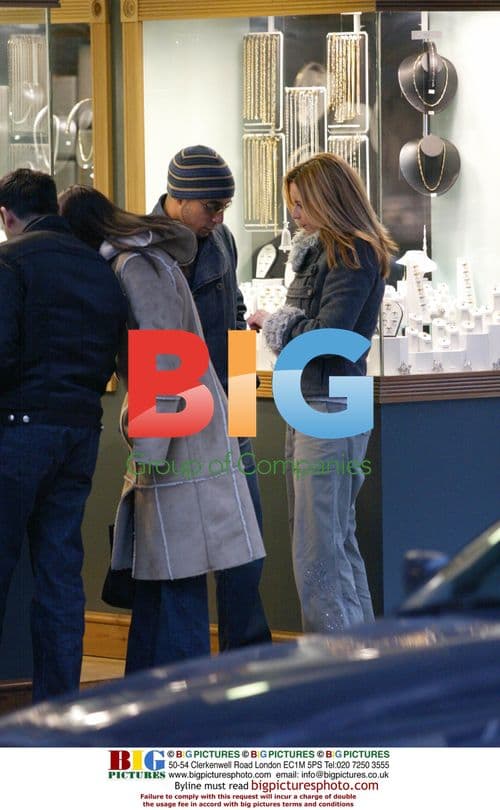 Singer Daniel Pearce buys engagement ring