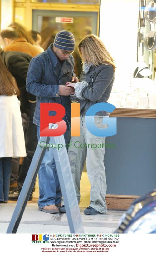 Singer Daniel Pearce buys engagement ring