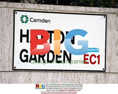 Singer Daniel Pearce buys engagement ring