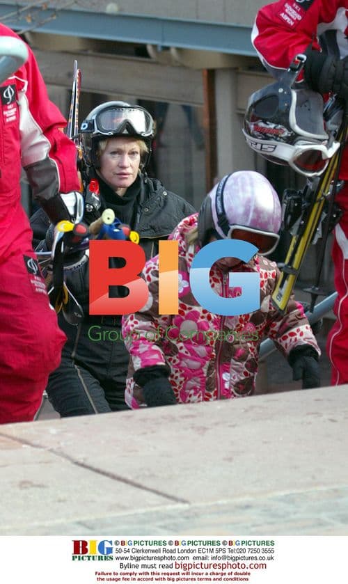 Antonio Banderas and Melanie Griffith skiing in Aspen