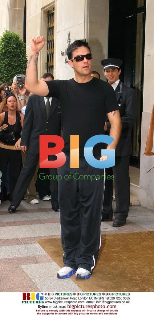 Robbie Williams Leaves Paris Hotel