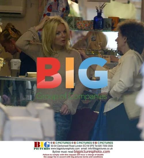 Geri Halliwell kisses mom while shopping in Malibu