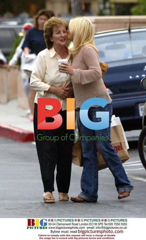Geri Halliwell shopping with mom in Malibu