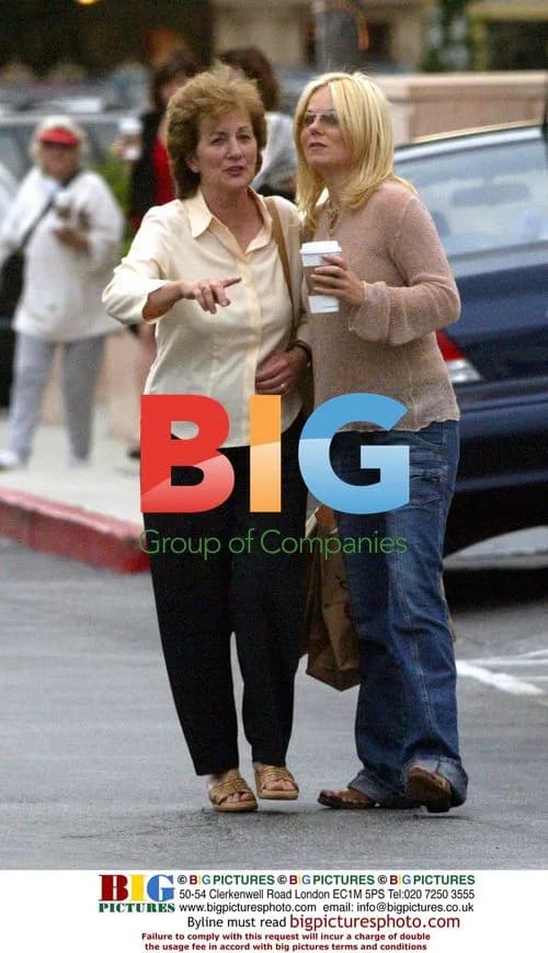 Geri Halliwell Shops with Mum in Malibu