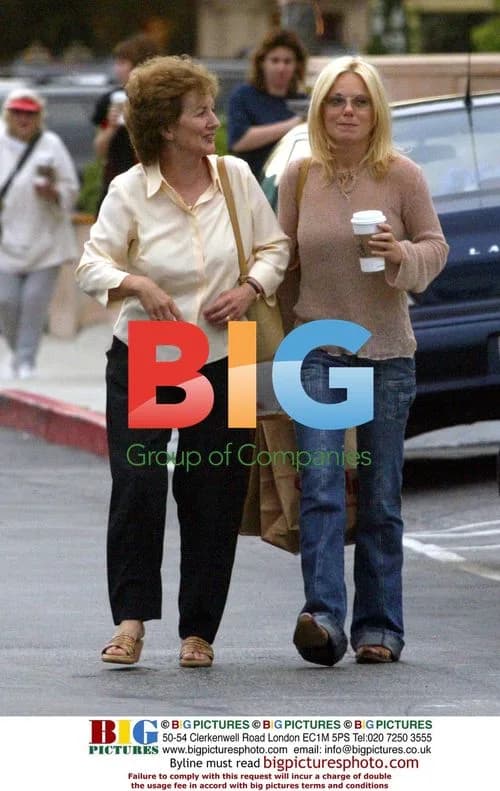 Geri Halliwell shops with mom in Malibu