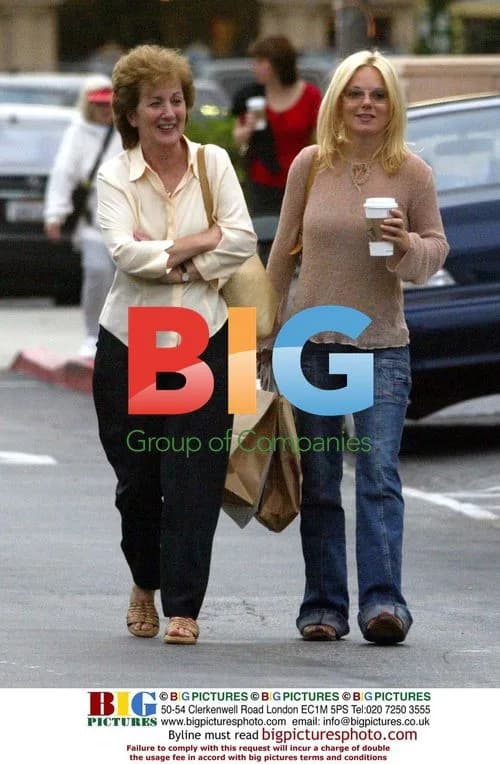 Geri Halliwell kisses mom while shopping in Malibu