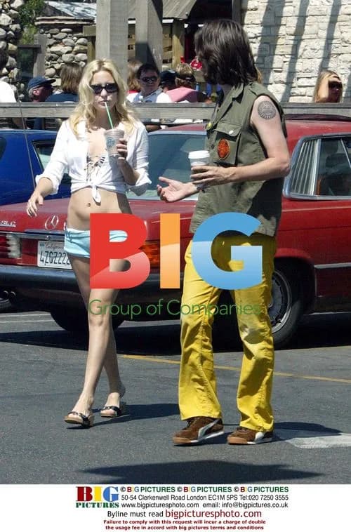 Kate Hudson pregnant in bikini with husband