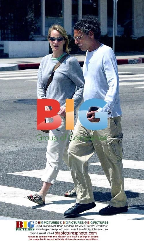 Helen Hunt shopping with father