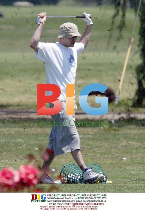 Justin Timberlake and girlfriend play golf
