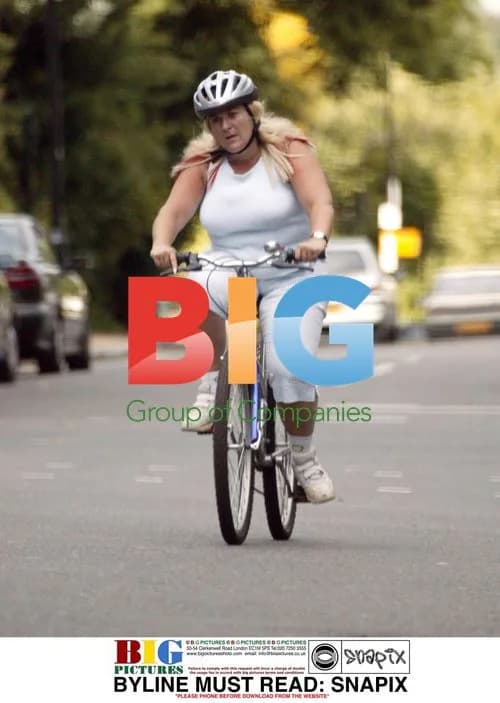 Vanessa Feltz riding bike in London