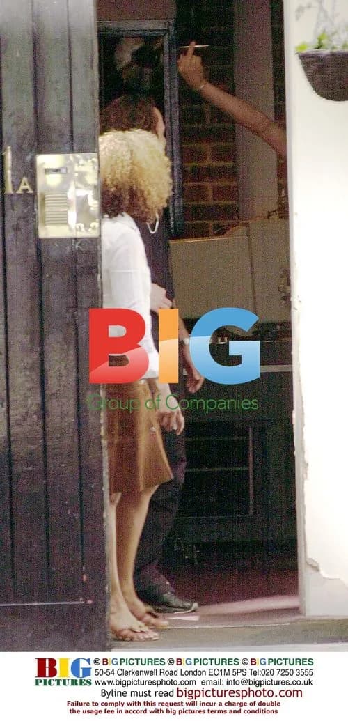 Lee Ryan Giving Finger Leaving Studio