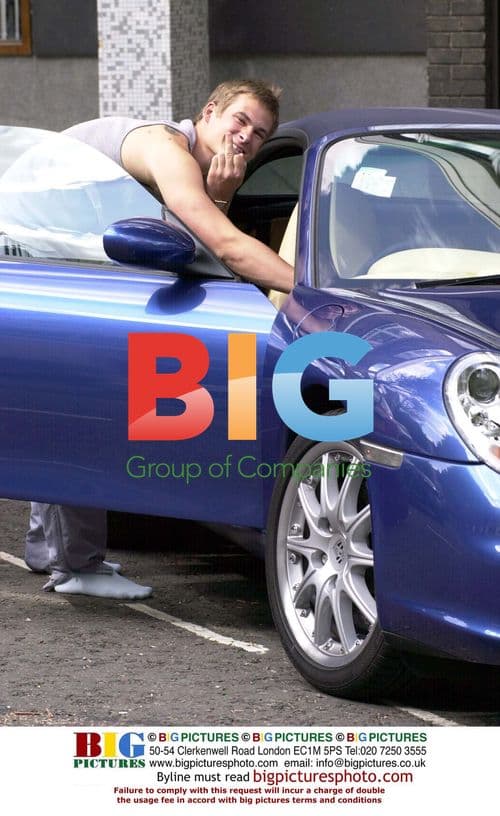 Lee Ryan of Blue Seen Giving the Finger