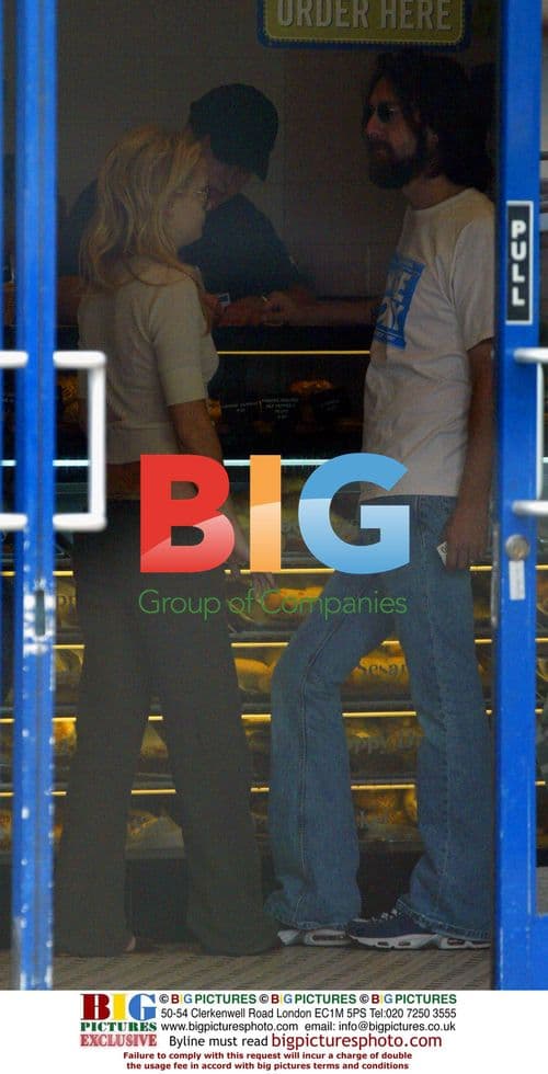 Kate Hudson shows off baby bump