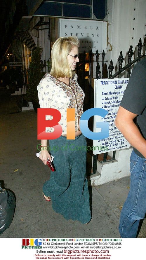 Pregnant TV Presenter Donna Air Out with Friends