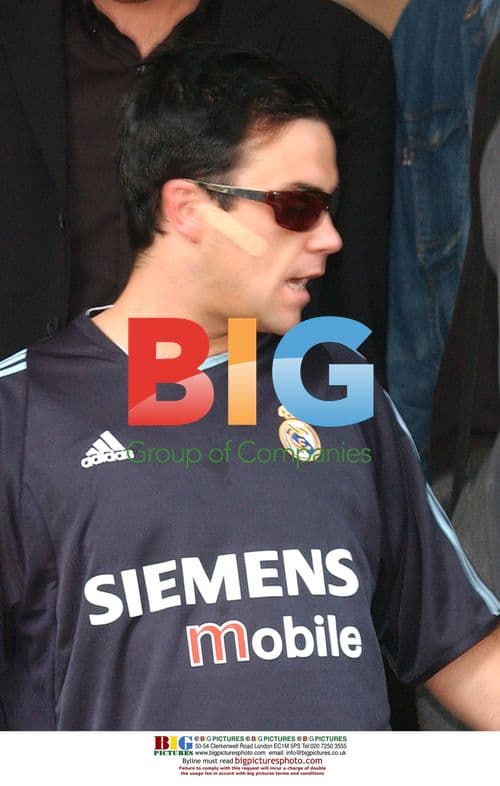 Robbie Williams leaves Amsterdam hotel for concert