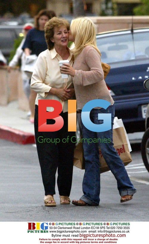 Singer Geri Haliwell and mom shopping