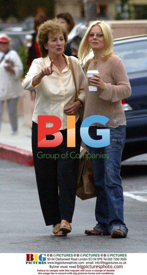 Geri Haliwell shops with mom in Malibu