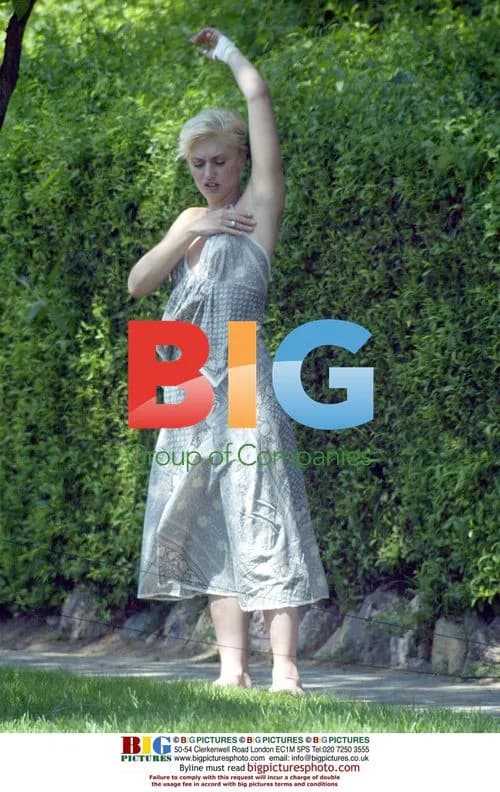 SINGER GWEN STEFANI SCRATCHES HERSELF