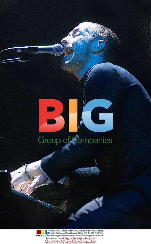 Coldplay's Chris Martin Performs in Sydney