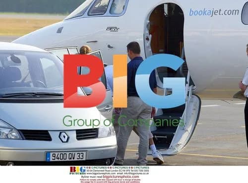 Beckhams depart south of France in separate jets