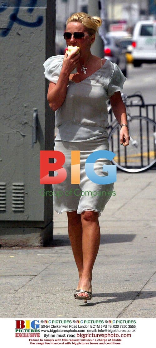 Geri Halliwell Eats Apple