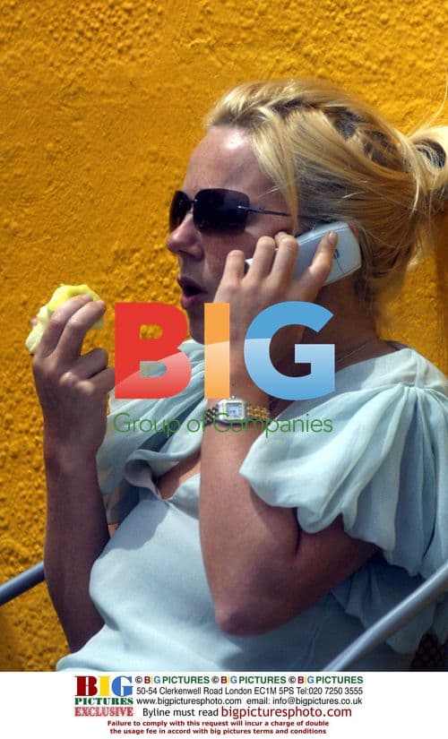 Geri Halliwell Eats Apple