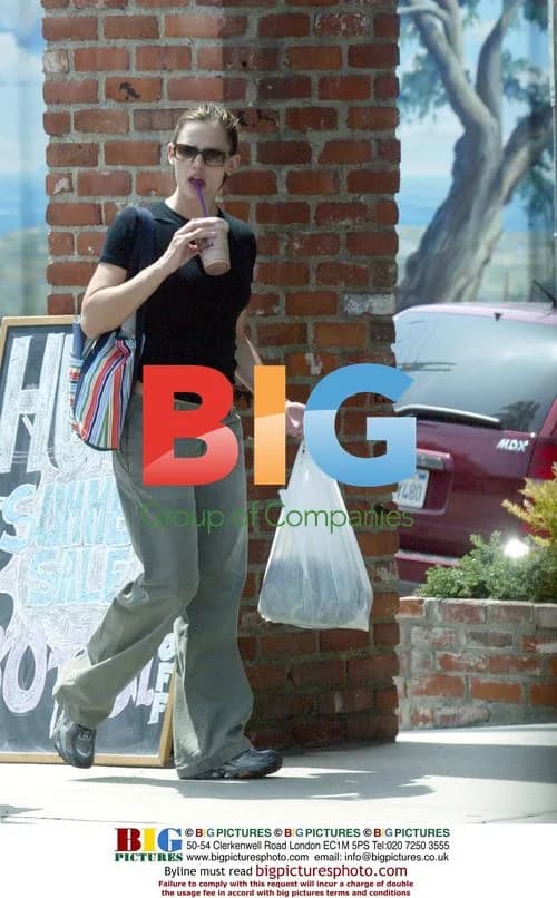 Jennifer Garner Shopping in Santa Monica