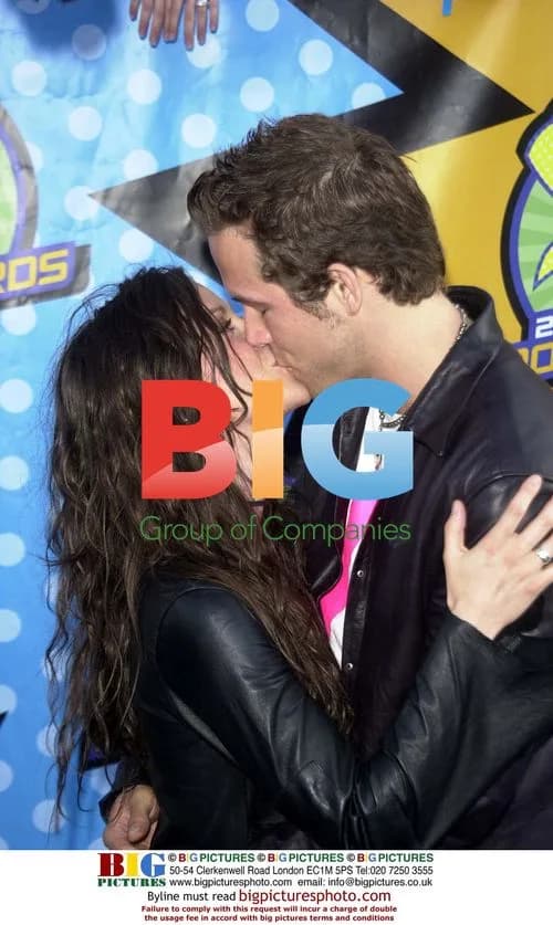 Alanis Morissette and Ryan Reynolds at 2003 MTV Movie Awards