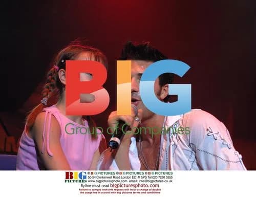 Singer Darius Sings to Girl at Summer XS Concert