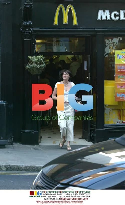 ACTRESS SARAH PARISH ENJOYS SUMMER