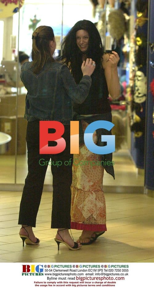 Model Catalina Tries On Wigs