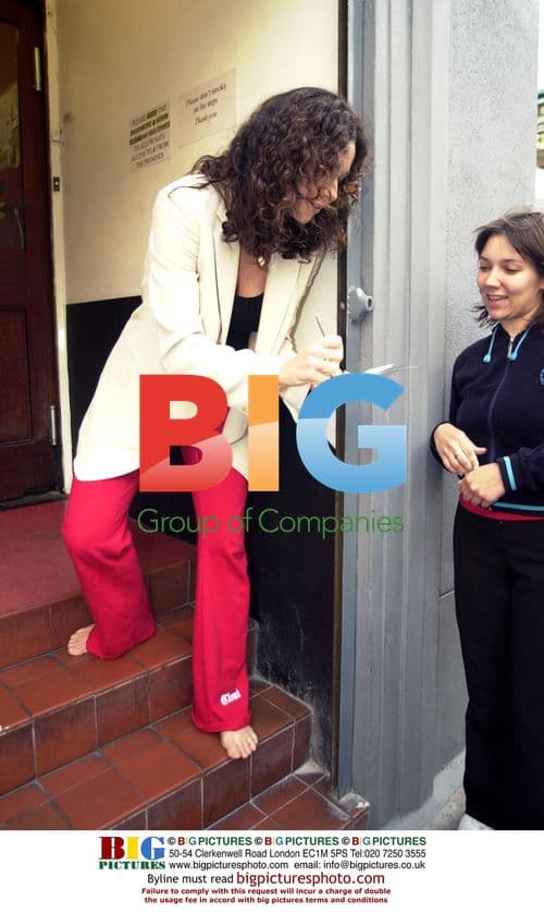 Minnie Driver gives autographs at theatre