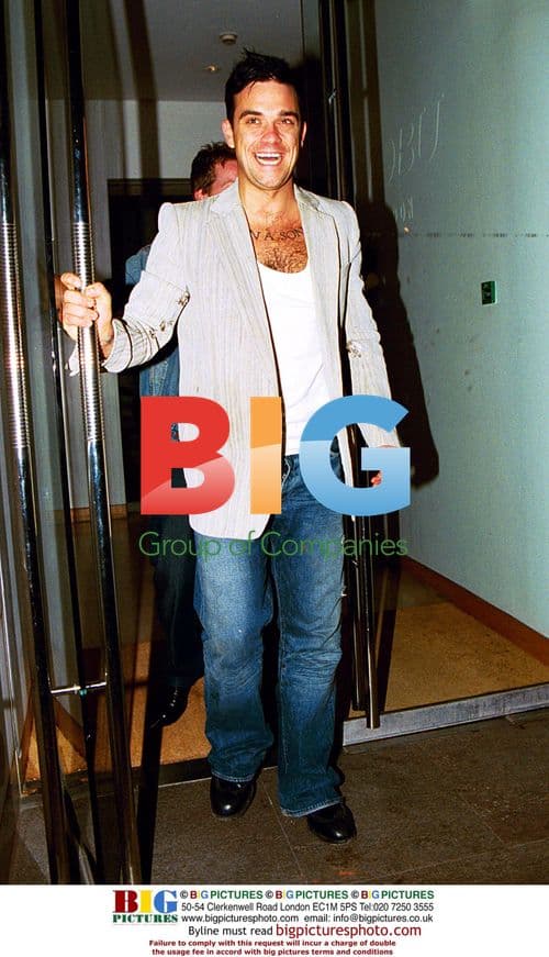 Robbie Williams Laughs Leaving Nobu