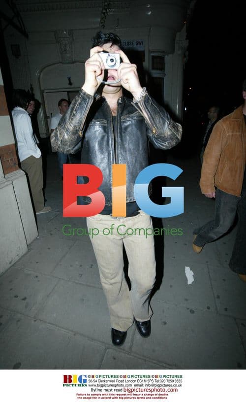 Robbie Williams tries photography