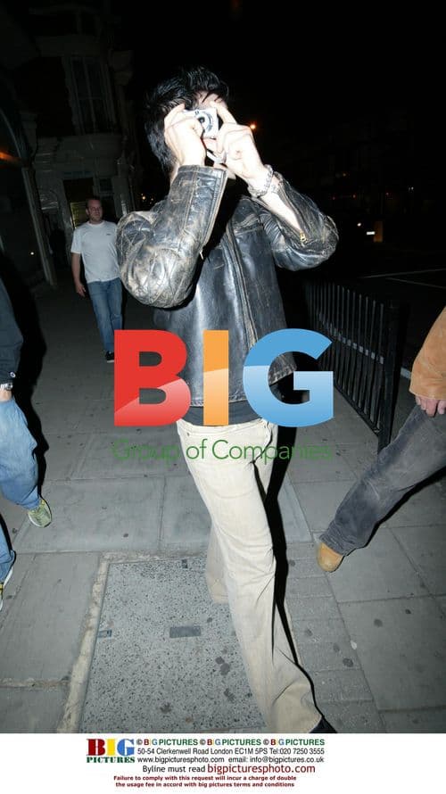 Robbie Williams tries photography