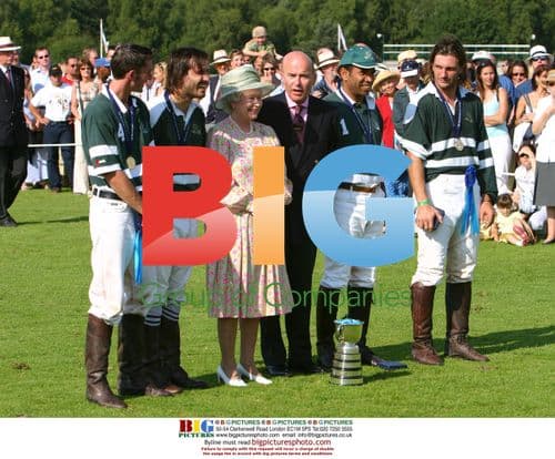 Queen presents Dubai team prize