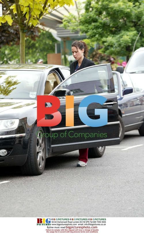 Minnie Driver Shopping in Notting Hill