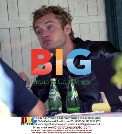 Jude Law shops in Malibu
